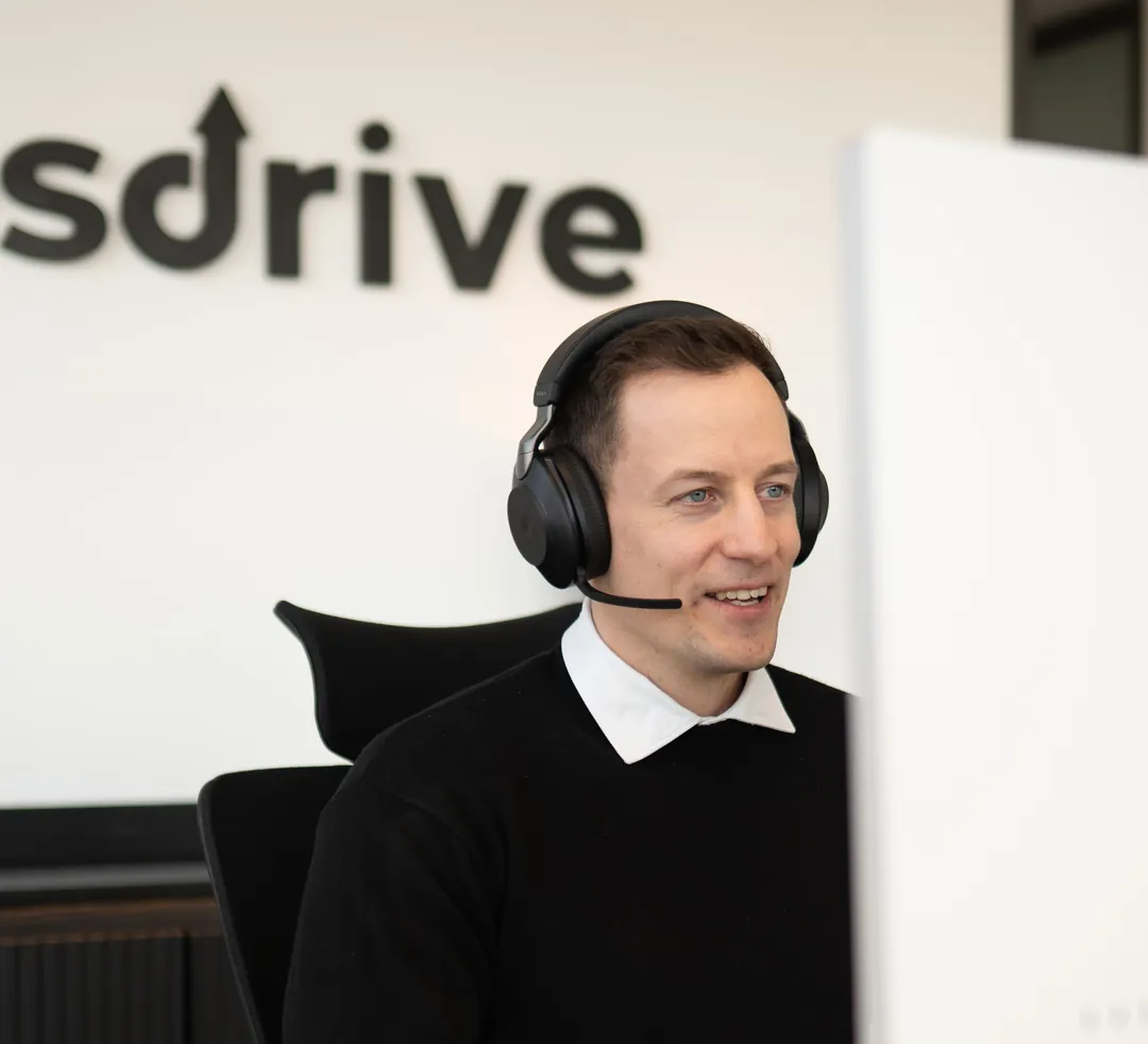 Alexander Kiraly, Gründer von SalesDrive, im Wiener Büro am Telefon